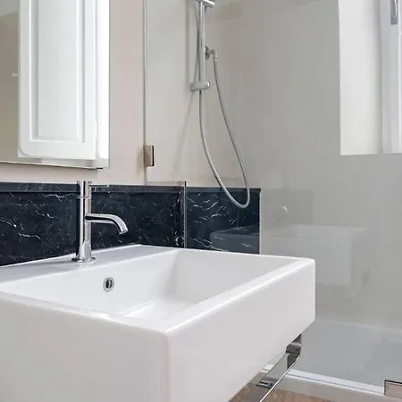 Apartment Elegant And Spacious In - Metro B1